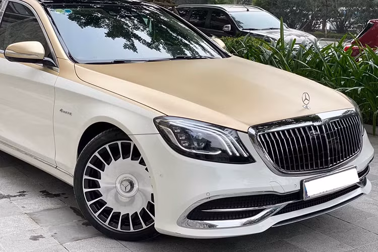 Giá xe Mercedes S400 2015 lắp rắp trong nước thời điểm ra mắt là 3,48 tỷ đồng, thấp hơn cả mẫu xe sang tầm trung Nhật Bản là Lexus GS350 có giá bán 3,6 tỉ đồng. Chiếc S400 đời 2015 độ Mercedes-Maybach S600 trong bài viết này đang được chào bán với giá khoảng hơn 2 tỷ đồng tại Hà Nội. 