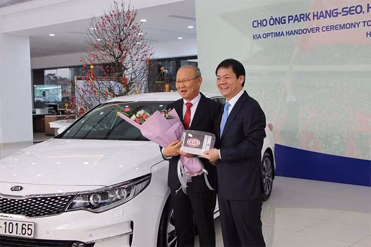 Chiếc xe Kia Optima là phần thưởng Thaco dành tặng HLV Park Hang Seo ngay sau khi đội tuyển U23 Việt Nam xuất sắc vượt qua U23 Qatar trong trận bán kết để chính thức có mặt tại trận chung kết U23 châu Á. Ngoài phần thưởng này, Thaco cũng đã tặng 01 tỷ đồng (đã chuyển cho Liên đoàn bóng đá) cho đội tuyển U23 Việt Nam. 