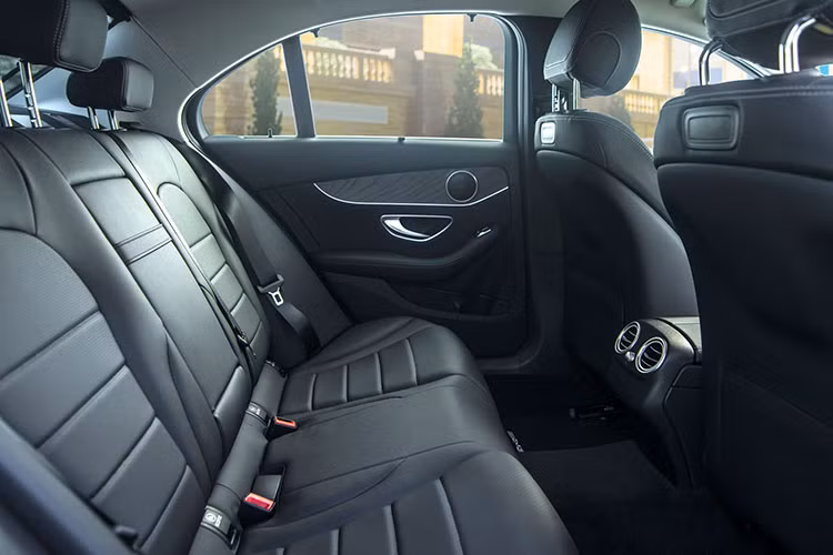 Mercedes-Benz C-Class 2019 tại Việt Nam được trang bị động cơ máy xăng 4 xi-lanh, tăng áp, dung tích 1,5 lít mới ở bản C200 và C200 Exclusive 2019. Động cơ này tạo ra công suất tối đa 181 mã lực tại dải tua máy 5.800 - 6.100 vòng/phút và mô-men xoắn cực đại 280 Nm tại tua máy 3.000 - 4.000 vòng/phút.
