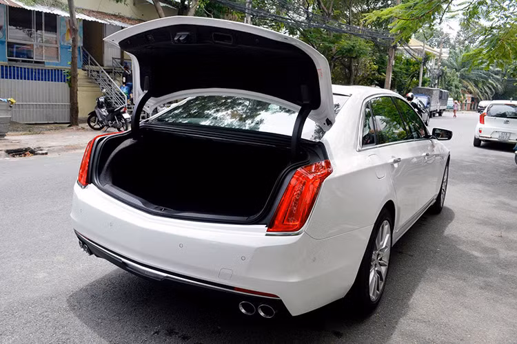 Cadillac CT6 được thiết kế với trần xe dốc về phía sau và nắp cốp mở không cần dùng tay. Cốp xe được thiết kế khá lớn, tương thích với tổng thể nội và ngoại thất của xe - có thể chứa được nhiều đồ đạc và hành lý trong những chuyến đi xa.