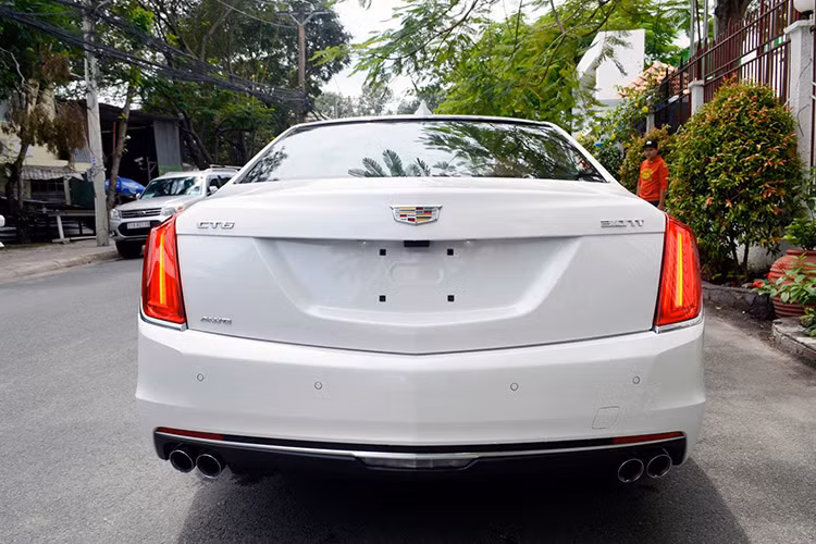 CT6 cũng được xem là chiếc xe có trọng lượng nhẹ nhất và vận hành linh hoạt nhất so với các mẫu xe trong phân khúc sedan hiện hành như: Audi A8, Mercedes-Benz S, BMW 7 Series. Xe được trang bị cấu trúc thân vỏ Omega làm chủ yếu từ nhôm để giảm trọng lượng của xe xuống còn chưa đến 1.678 kg.