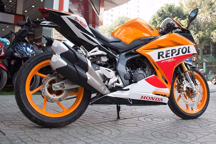 Honda CBR250RR là mẫu môtô cỡ trung khá ăn khách tại Việt Nam do sở hữu ngoại hình bắt mắt và hơn một số công nghệ so với đối thủ cùng phân khúc hiện nay. So với bản tiêu chuẩn thì khác biệt lớn nhất là màu sơn cam-trắng-đỏ đặc trưng của đội đua Repsol Honda Team.