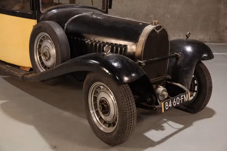 Ba chiếc Bugatti hàng hiếm này đã bị khóa trong nhà kho cho tới tận năm ngoái, khi một người đột nhập và bị cáo buộc là có âm mưu ăn trộm.