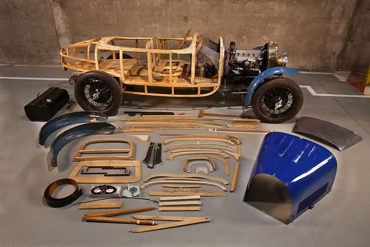 Trong số ba chiếc xe Bugatti cổ, một chiếc Type 49 Berline 1932 và một chiếc Type 57 Cabriolet 1937, cả hai đều có thân vỏ làm riêng, đã được bảo dưỡng và sử dụng làm phương tiện hàng ngày trong nhiều năm