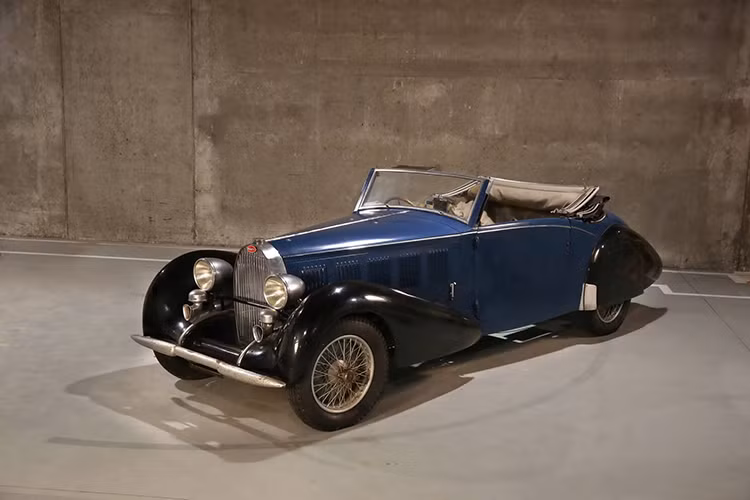 Mới đây, bộ ba chiếc siêu xe Bugatti cổ điển bị giữ kín trong hàng thập kỷ bởi chủ nhân của nó, một thợ điêu khắc người Bỉ có tên August Thomasson đã khiến cho nhiều người yêu xe trên thế giới bất ngờ.