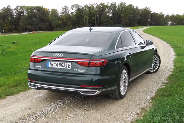 Nhờ vậy, Audi A8L 60 TFSI e quattro 2020 có thể hoàn thành quãng đường 46 km và đạt vận tốc tối đa 135 km/h chỉ với mô-tơ điện. Khi có cả sự trợ giúp của động cơ xăng, mẫu sedan hạng sang này có thể đạt vận tốc tối đa giới hạn điện tử 250 km/h và tăng tốc từ 0-100 km/h trong thời gian chỉ 4,9 giây.