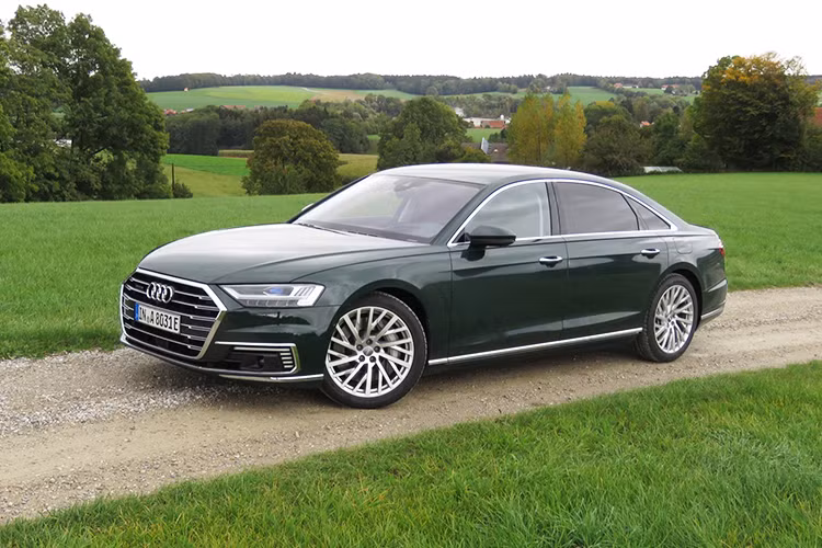 Audi A8L hybrid tiet kiem xang gan 3 ty sap ve Viet Nam