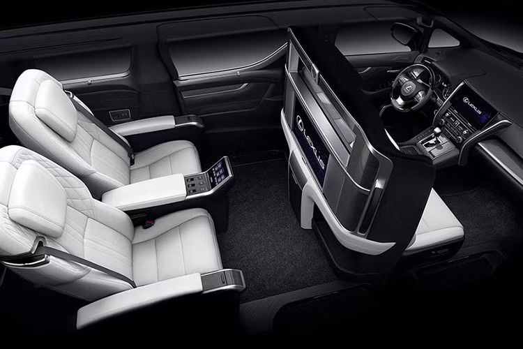 Khoang ông chủ được thiết kế tạo sự thoải mái và thư giãn tối đa. Ở bản Royal Lounge, Lexus trang bị hai ghế thương gia to bản ở phía sau với tấm đệm làm từ bọt polyurethane và bọc da cao cấp đảm bảo sự êm ái.
