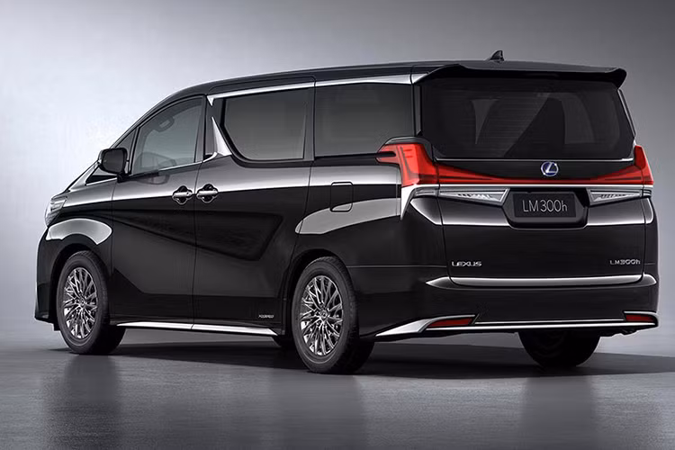 Mặt ca-lăng, cản trước ốp sườn và ốp cản sau khác biệt hoàn toàn với Alphard. Ngoài ra, khi nhìn ngang Lexus LM nổi bật với chi tiết thanh nẹp crôm tạo hình chữ “Z” tại vị trí cột B kéo dài ra tận cánh gió phía sau. Bên cạnh đó, cụm đèn hậu LED cũng được thiết kế to bảng nối liền nhau được tích hợp thêm một thanh mạ crôm tinh tế bên dưới