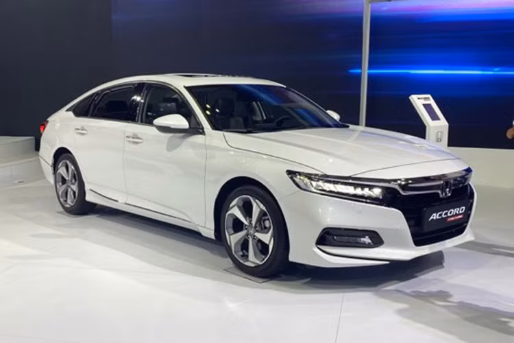 Honda Accord trang bị động cơ VTEC TURBO 1.5L với hệ thống phun xăng trực tiếp và Điều khiển biến thiên theo thời gian (VTC), mang lại công suất tối đa 188 Hp tại 5.500 vòng/phút và mô-men xoắn cực đại 260Nm ở dải vòng tua 1.600-5.000 vòng/phút. Công nghệ điều khiển van tiên tiến kết hợp với công suất và hiệu suất nhiên liệu cao cùng lượng khí thải thấp cho mức tiêu hao nhiên liệu 6,2 L/100km (trong điều kiện đường hỗn hợp tiêu chuẩn), đi kèm là hộp số CVT.