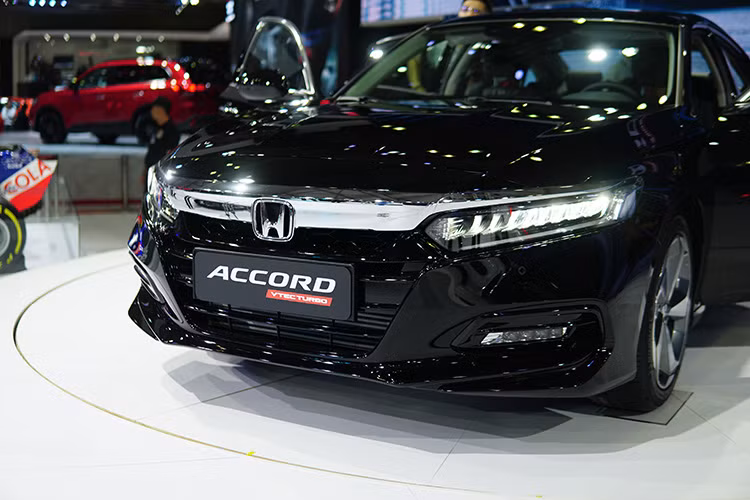 Theo dó, Accord thế hệ mới sở hữu ngoại hình thể thao hơn “người tiền nhiệm” và có một chút giống như Civic mới như ở cụm đèn pha/hậu và những đường gân dập nổi ở hai bên thân và nắp ca-pô xe. Phần đầu của Accord mới được tinh chỉnh lại ở chi tiết cụm lưới tản nhiệt, cản trước/sau nay đều được hạ thấp xuống. Xe sở hữu công nghệ LED ở hệ thống đèn pha, sương mù và đèn hậu.