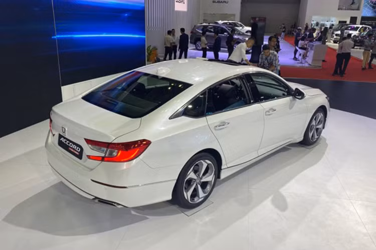 Accord hoàn toàn mới sử dụng hệ thống điều hòa 2 vùng độc lâp, nhỏ gọn hơn với các cách thức điều khiển đơn giản và tiện dụng. Hệ thống có các nút điều khiển nhiệt độ trái và phải độc lập. Các trang bị an toàn trên xe gồm: Phanh tay điện tử (EPB), Giữ phanh tự động, Cân bằng điện tử (VSA), Hỗ trợ khởi hành ngang dốc (HSA), Camera chiếu hậu đa góc, hệ thống an toàn 6 túi khí để hỗ trợ tốt nhất cho người lái và mang lại cảm giác an toàn cho khách hàng trong suốt hành trình.