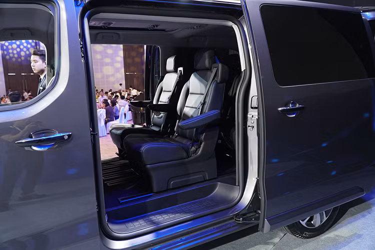 Bên trong xe, Peugeot Traveller Luxury và Premium sở hữu không gian rộng rãi, tăng cường sự tiện dụng và tiện nghi bậc nhất phân khúc. Thiết kế nội thất sang trọng với ghế bọc da cao cấp cùng với ốp trang trí tinh tế.