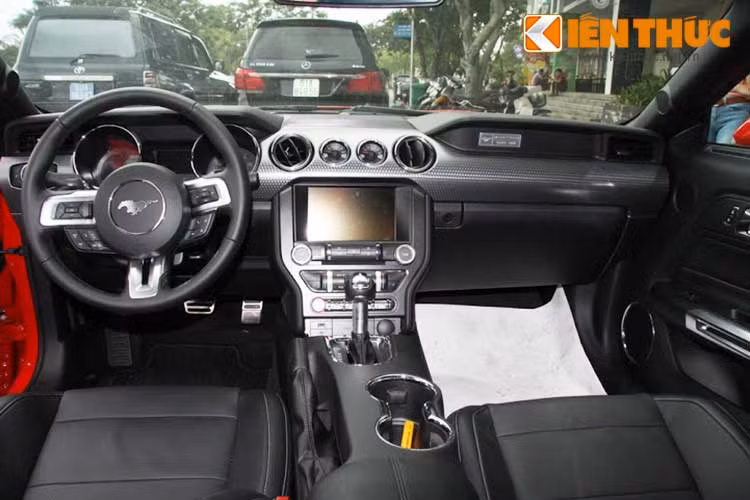 Ở phiên bản 2015 này, Ford còn trang bị hệ thống thông tin giải trí nâng cấp với MyFord Touch và không gian nội thất nới rộng.