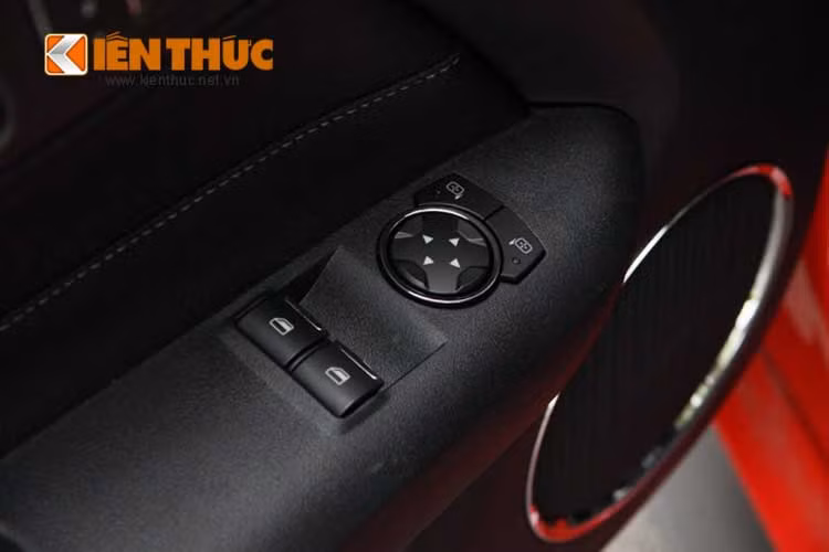Trọng lượng của "ngựa hoang" mới về Việt Nam là 1.598 kg, nhẹ nhất trong dòng Ford Mustang 2015. So với phiên bản cũ được trang bị hộp số sàn và động cơ V6, Ford Mustang EcoBoost 2015 nặng hơn 12 kg.