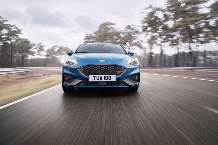 Ngoài tùy chọn dầu diesel, Focus ST hoàn toàn mới còn có động cơ xăng tăng áp EcoBoost 2.3L sản sinh 276 mã lực và mô-men xoắn cực đại 420Nm. Phiên bản này chỉ cần 6 giây để tăng tốc từ 0 - 100 km/h, tốc độ tối đa lên tới 250 km/h, đi kèm vẫn là hộp số sàn. Ford sẽ sớm bổ sung tùy chọn số tự động cho Focus ST EcoBoost.