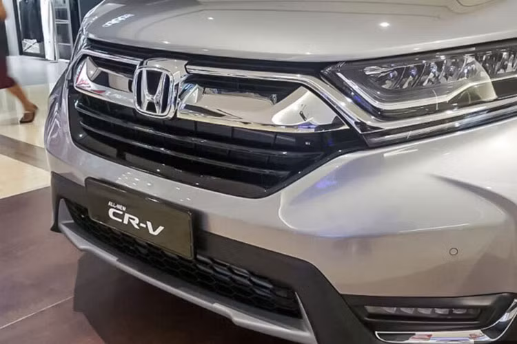 Trong khi đó, chỉ có khoảng 20% số người đặt mua phiên bản tiêu chuẩn 2.0 i-VTEC 2WD. Có số lượng đặt mua thấp nhất là bản cao cấp nhất 1.5 Turbo 4WD với tỷ lệ 9%. Ngoài ra, những con số trên còn cho thấy tỷ lệ 80:20 giữa số người mua Honda CR-V 2017 bản dùng động cơ tăng áp và hút khí tự nhiên.