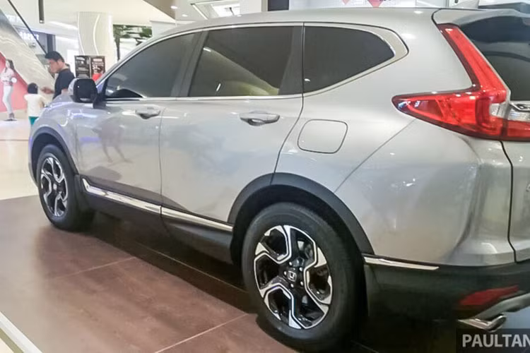 Chưa hết, hãng Honda cũng công bố màu sơn của CR-V 2017 được khách hàng Malaysia chọn nhiều nhất là bạc Lunar Silver Metallic với 30% người mua. Con số tương ứng của Honda CR-V 2017 màu trắng White Orchid Pearl và 27%. Những con số này chắc chắn sẽ khiến nhiều thị trường tại Đông Nam Á, đặc biệt là Việt Nam phát thèm.