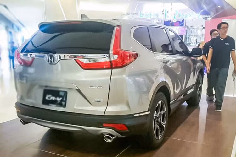 rên CR-V mới, khác biệt lớn nhất nằm ở phần đầu với thiết kế trẻ trung hơn nhờ cụm đèn pha LED nối liền với lưới tản nhiệt mạ bóng, tương tự phong cách của Civic thế hệ mới. Đặc biệt, lưới tản nhiệt của xe còn có các màn chắn tự động Automatic Shutter Grille System, có khả năng đóng lại để giảm lực cản khí động học cho xe.