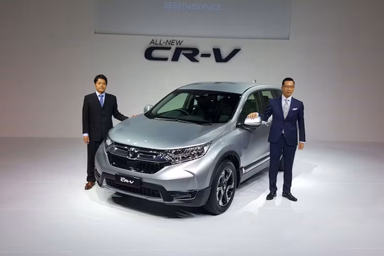 Sau 1 tuần hãng xe ôtô Honda giới thiệu dòng crossover 5 chỗ CR-V thế hệ mới với khách hàng Malaysia. Ngay sau khi ra mắt, mẫu xe Honda CR-V 2017 đã "bán chạy như tôm tươi" với 1.400 đơn đặt mua. Con số này gấp đôi doanh số mục tiêu một tháng của CR-V 2017 tại Malaysia.