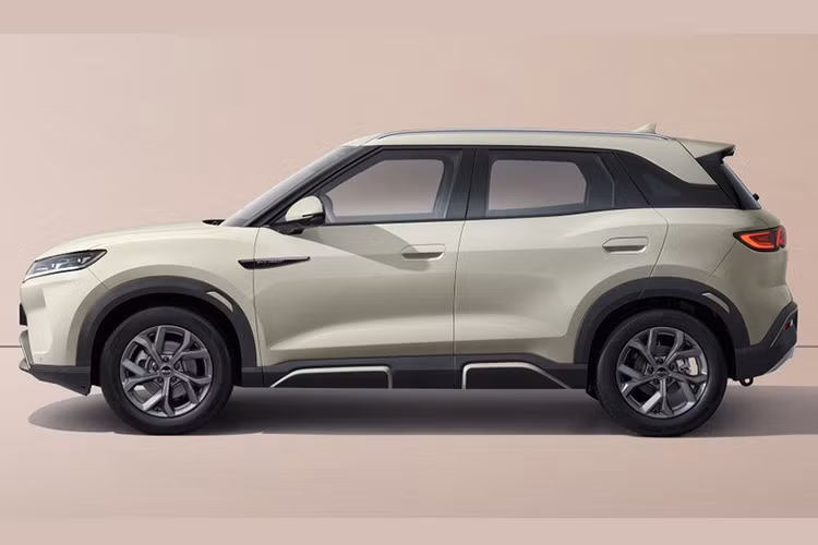 Về kích thước tổng thể, SUV điện BYD Atto 2 có thông số chiều dài x rộng x cao tương ứng là 4.310 x 1.830 x 1.675 mm, trục cơ sở dài 2.620 mm. Kích thước này ngang ngửa với các mẫu SUV cỡ B như Mitsubishi Xforce (4.390 x 1.810 x 1.660 mm) hay Kia Seltos (4.315 x 1.800 x 1.645 mm). 