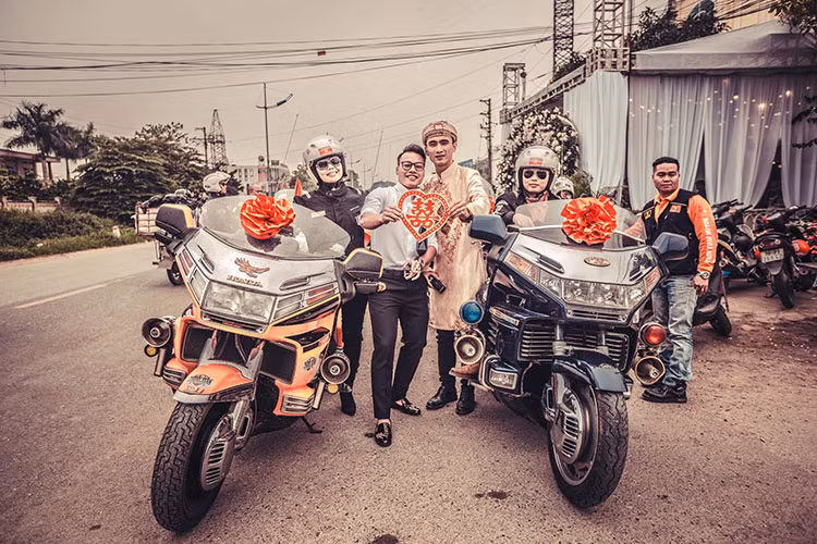 Chú rể cùng những người bạn tại CLB môtô Thanh Xuân chụp ảnh bên bộ đôi Honda Goldwing "hàng hiếm" trước giờ đưa nàng về dinh.