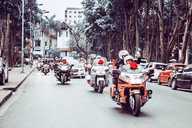 Được biết, chú rể cũng là một người đam mê môtô phân khối lớn và sinh hoạt trong CLB môtô Thanh Xuân, Hà Nội. Đoàn xe môtô rước dâu trong bài viết này cũng chính là những thành viên và bạn bè cùng sinh hoạt với anh trong CLB. 