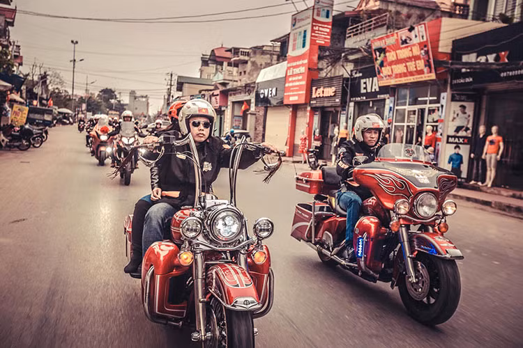 Bộ đôi xe môtô phân khối lớn Harley-Davidson được phối màu "sẹc tông" độc đáo. Chiếc Road King bên trái được lắp thêm "tay lái khỉ".