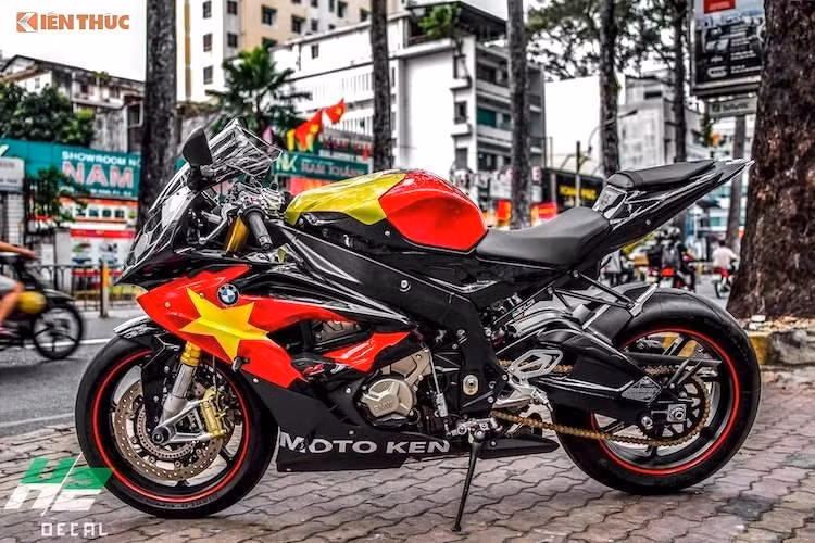 Mẫu sportbike BMW S1000RR được trang bị động cơ 4 xi-lanh thẳng hàng, làm mát bằng dung dịch, DOHC, dung tích 999 cc kết hợp hộp số 6 cấp, sản sinh công suất 198 mã lực tại 13.500 vòng/phút, mô-men xoắn cực đại 113 Nm tại 10.500 vòng/phút. Khả năng tăng tốc từ 0 lên 100 km/h trong 3,1 giây, tốc độ tối đa trên 300 km/h.