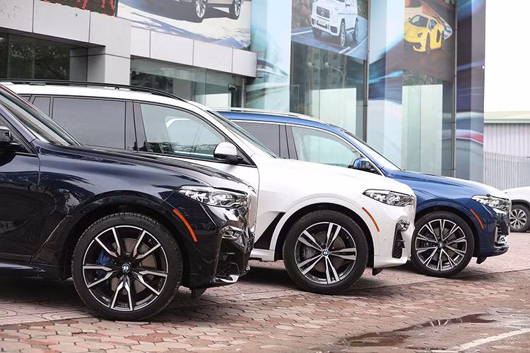 Là mẫu SUV hạng sang mới nhất của BMW, X7 có thiết kế khác biệt lớn so với các dòng X thấp hơn. Xe có ngoại hình hầm hố hơn nhờ gói trang bị M Sport. Kích thước X7 mới với chiều dài tổng thể 5.151 mm, chiều cao 1.805 mm và chiều dài cơ sở 3.105 mm. Trọng lượng của BMW X7 xDrive40i M Sport lên tới hơn 2,3 tấn.