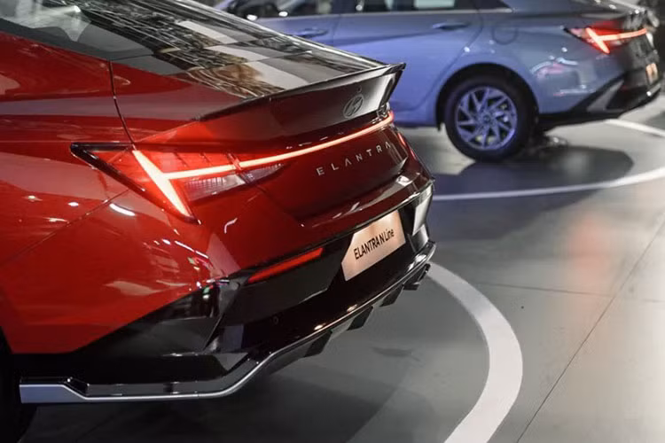 Khác với nhiều mẫu xe Hyundai hiện nay, Elantra không có dải đèn LED chạy ngang mặt ca-lăng mà thay vào đó là thanh mạ sáng bóng nối liền đèn định vị ban ngày. Điểm trừ là đèn xi-nhan được đặt thấp, dễ bị hư hại trong điều kiện sử dụng thực tế.