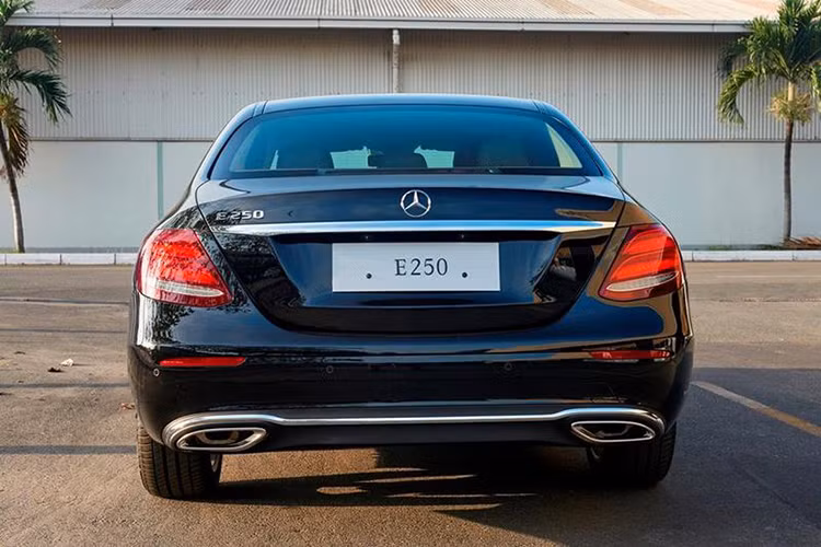 Kích thước của Mercedes-Benz E250 2017 cũng đạt mức 4.923 x 1.852 x 1.474 mm (DxRxC) cùng trục cơ sở dài 2.939 mm. Đuôi xe với cụm đèn LED đơn mảnh với thiết kế cánh hạc đặc trưng của các mẫu saloon Mercedes-Benz. Cụm ống xả hai bên thiết kế mạnh mẽ cùng viền cản xe phía sau được mạ crom.