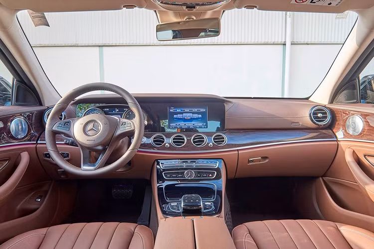Nội thất của Mercedes E250 2017 sang trọng với ghế ngồi bọc da nappa. Đặc biệt, bảng táp-lô của xe sử dụng vật liệu ARTICO cao cấp, đi kèm ốp tần bì màu nâu bóng, vô lăng ba chấu thể thao bọc da được tích hợp các nút bấm điều khiển và 2 nút điều khiển cảm ứng nhằm đem lại sự thuận tiện cho người sử dụng.