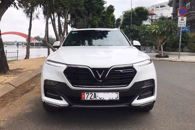 Xe cũng sở hữu dải đèn LED định vị kéo dài xuống lưới tản nhiệt mang phong cách hiện đại, kết hợp với chi tiết crôm bóng bên phải của logo tạo nên chữ "F", ký tự thứ hai trong cái tên của thương hiệu xe Việt. Kích thước của xe (DxRxC) lần lượt: 4.940 x 1.960 x 1.773mm đi cùng với chiều dài cơ sở 2.933mm. 