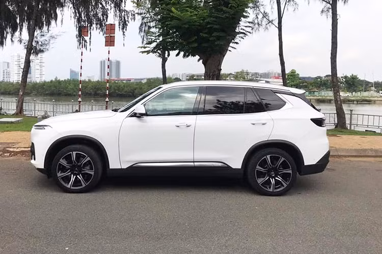 Về ngoại hình, chiếc VinFast LUX SA2.0 chạy lướt này thuộc phiên bản 2019, nhưng gần như mới nguyên. Nó được thiết kế bởi studio nổi tiếng Pininfarina. Thiết kế Lux SA2.0 mang ngoại hình ấn tượng, đặc biệt là phần đầu xe mang đậm dấu ấn thương hiệu VinFast với lưới tản nhiệt thiết kế lớn, logo chữ "V" của VinFast nổi bật ở chính giữa.