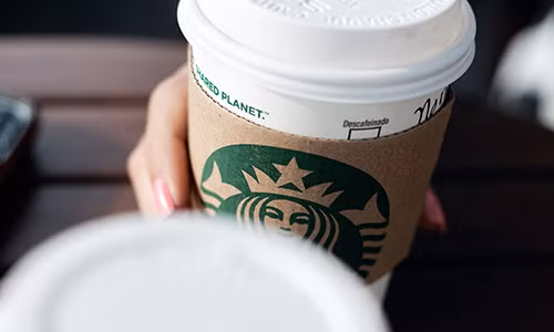 Nhan vien Starbucks pha che do uong khien khach hang di ung nang voi cac loai hat