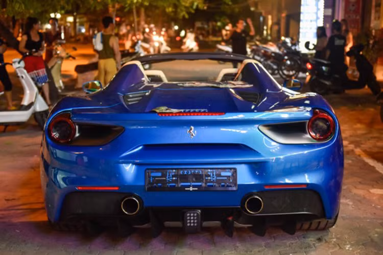 Mui cứng của Ferrari 488 Spider có thể đóng mở trong thời gian 14 giây. Vì có thêm mui cứng nên Ferrari 488 Spider cũng nặng hơn một chút so với phiên bản coupe. Xe còn gây ấn tượng với bộ la-zăng 5 chấu kép thể thao và ngàm phanh Ferrari chính hãng màu vàng. Ngoài ra, 2 bên sườn xe còn được bố trí 2 hốc gió lớn dẫn thẳng tới khoang động cơ.