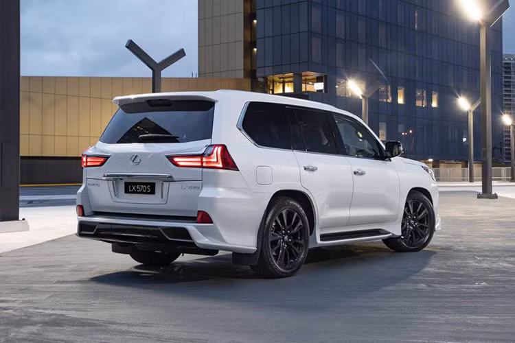 Đầu tiên phải kể đến bộ body kit hầm hố của Lexus LX570 S 2019, bao gồm cánh gió sắc sảo dưới cản trước/sau, bộ vành hợp kim 21 inch màu đen bóng "tông xuyệt tông" với lưới tản nhiệt hình con suốt cỡ lớn. Lưới tản nhiệt của Lexus LX570 S 2019 được thiết kế dạng mắt lưới đan vào nhau thay vì thanh ngang mạ crôm như phiên bản tiêu chuẩn.