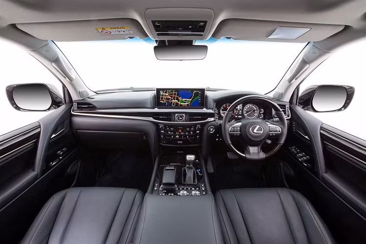 Là mẫu SUV hạng sang đầu bảng của thương hiệu Lexus nên đương nhiên LX570 S 2019 sẽ được trang bị hàng loạt tính năng tiện nghi tiêu chuẩn như camera lùi quan sát 180 độ, hệ thống quan sát toàn cảnh với 4 camera, vô lăng sưởi, điều hòa tự động 4 vùng, ghế trước sưởi/thoáng khí, hệ thống thông tin giải trí với màn hình 12,3 inch và định vị vệ tinh toàn cầu.