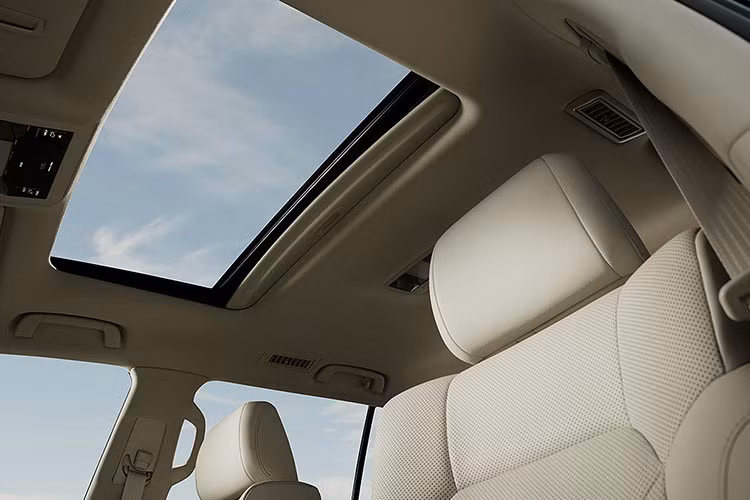 Nguồn cung cấp sức mạnh cho "chuyên cơ mặt đất" nhà Lexus là động cơ xăng V8, dung tích 5,7 lít, sản sinh công suất tối đa 362 mã lực và mô-men xoắn cực đại 530 Nm. Động cơ này kết hợp với hộp số tự động 8 cấp. Thêm vào đó là giảm chấn hiệu suất cao phía trước.