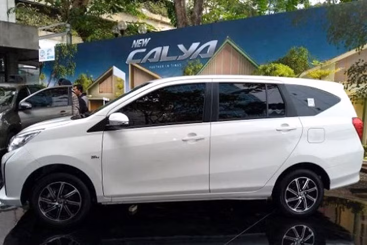 Mẫu MPV 5+2 Toyota Glanza sẽ được trang bị động cơ I4 kí hiệu 3NR-VE dung tích 1.2L dẫn động cầu trước, cho công suất với 87 mã lực tại 6.000 vòng/phút và momen xoắn cực đại 108 Nm tại 4.200 vòng/phút, đi kèm các lựa chọn hộp số sàn 5 cấp hoặc hộp số tự động 4 cấp.