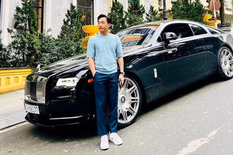 Như vậy sau khi bán chiếc coupe siêu sang Rolls-Royce Wraith phiên bản Series II, hiện trong garage xe của Cường Đô la hiện tại, chỉ còn 1 chiếc coupe siêu sang là Bentley Continental GT V8 2022 được tay chơi xe này mua chính hãng.