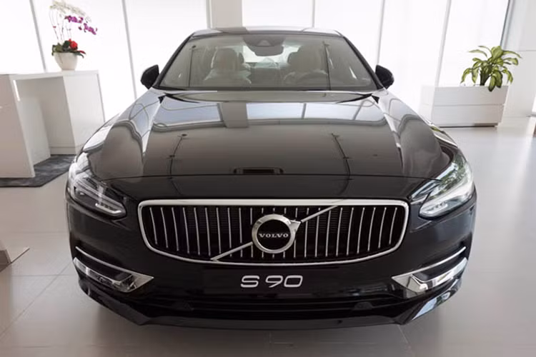 Sau dòng SUV XC90, mẫu sedan cao cấp Volvo S90 là mẫu xe hoàn toàn mới thứ 2 của hãng, được Volvo hướng tới phân khúc sedan hạng trung sang trọng của Mercedes E-Class hay BMW 5 Series. Ở phần đầu của xe sử dụng phong cách thiết kế mới nhất của Volvo và mang "bộ mặt" đặc trưng tương tự chiếc XC90 trước đó từng xuất hiện.