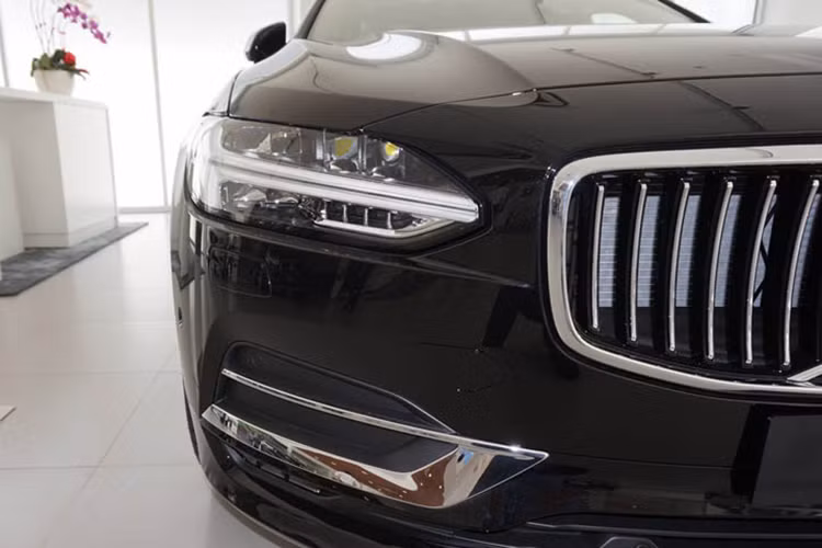 Chiếc sedan hạng sang S90 sử dụng chung khung gầm bệ SPA hiện đại với đàn anh Volvo XC90, giúp giảm trọng lượng bản thân và tăng khả năng bảo vệ người lái. Xe sở hữu kích thước tổng thể Dài x Rộng x Cao lần lượt 4.963 x 1.879 x 1.443 (mm), chiều dài cơ sở ở mức 2.941 (mm).