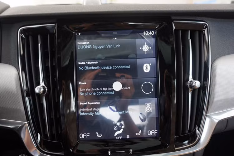Thương hiệu Volvo nổi tiếng với các công nghệ an toàn đỉnh cao và S90 cũng không phải là ngoại lệ. Chiếc sedan hạng trung cao cấp này được trang bị hệ thống lái bán tự động Pilot Assist, IntelliSafe Assist, hệ thống cảnh báo khoảng cách với xe phía trước, tự động giữ ga có khả năng điều chỉnh tốc độ, hệ thống phanh tự động...