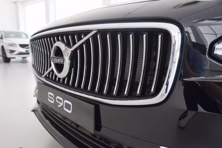 Về tổng thể, Volvo S90 sở hữu thiết kế sang trọng, quý phái. Phần đầu xe nổi bật với cụm lưới tảng nhiệt thanh dọc chính giữa là logo Volvo. Cụm đèn pha hoàn toàn bằng công nghệ LED, đặc trưng với dải đèn LED chạy ban ngày hình chiếc búa từng xuất hiện trên xe mới Volvo. 