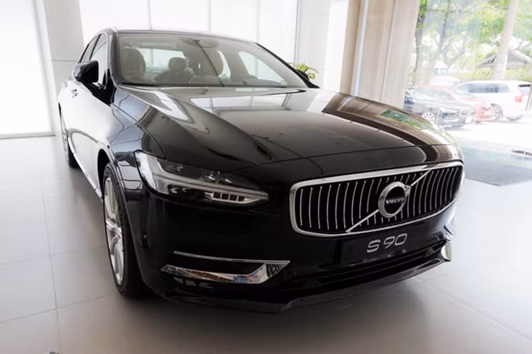  Xe ôtô Volvo S90 mới ra mắt lần tại triển lãm ôtô quốc tế Detroit diễn ra hồi đầu năm 2016. Chỉ trong một thời gian ngắn, hãng xe Thụy Điển đã khai trương đại lý của mình tại thị trường Việt cả trong Nam và ngoài Bắc. Trong đó, S90 là mẫu xe sedan duy nhất mà Volvo phân phối chính hãng tại thị trường Việt Nam với 2 phiên bản là Momentum và Inscription.