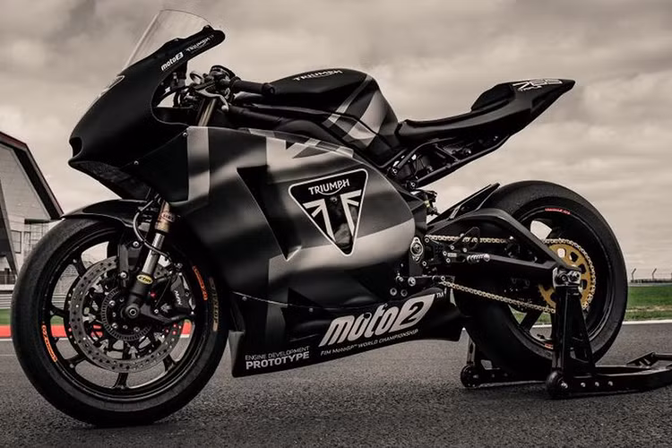 Theo hãng xe môtô Anh Quốc, sẽ chỉ có 765 chiếc Triumph Daytona Moto2 765 Limited Edition mới được sản xuất và mỗi chiếc đều được khắc la-ze số thứ tự vào kẹp ba ga của xe.