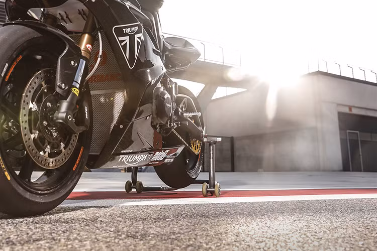 Các trang bị đi kèm của Triumph Daytona Moto2 765 Limited Edition 2020 sẽ bao gồm màn hình LCD full màu trong buồng lái, hiển thị 5 chế độ lái, có cả Track Mode và tính năng sang số nhanh hai chiều.