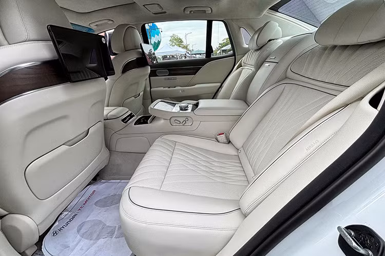Về trang bị an toàn, khả năng cao G90 tại Việt Nam vẫn sở hữu các trang bị tiện ích giống bản phân phối tại thị trường quốc tế như: ga tự động thích ứng, hỗ trợ giữ làn đường, cảnh báo tiền va chạm, hỗ trợ phanh khẩn cấp,...